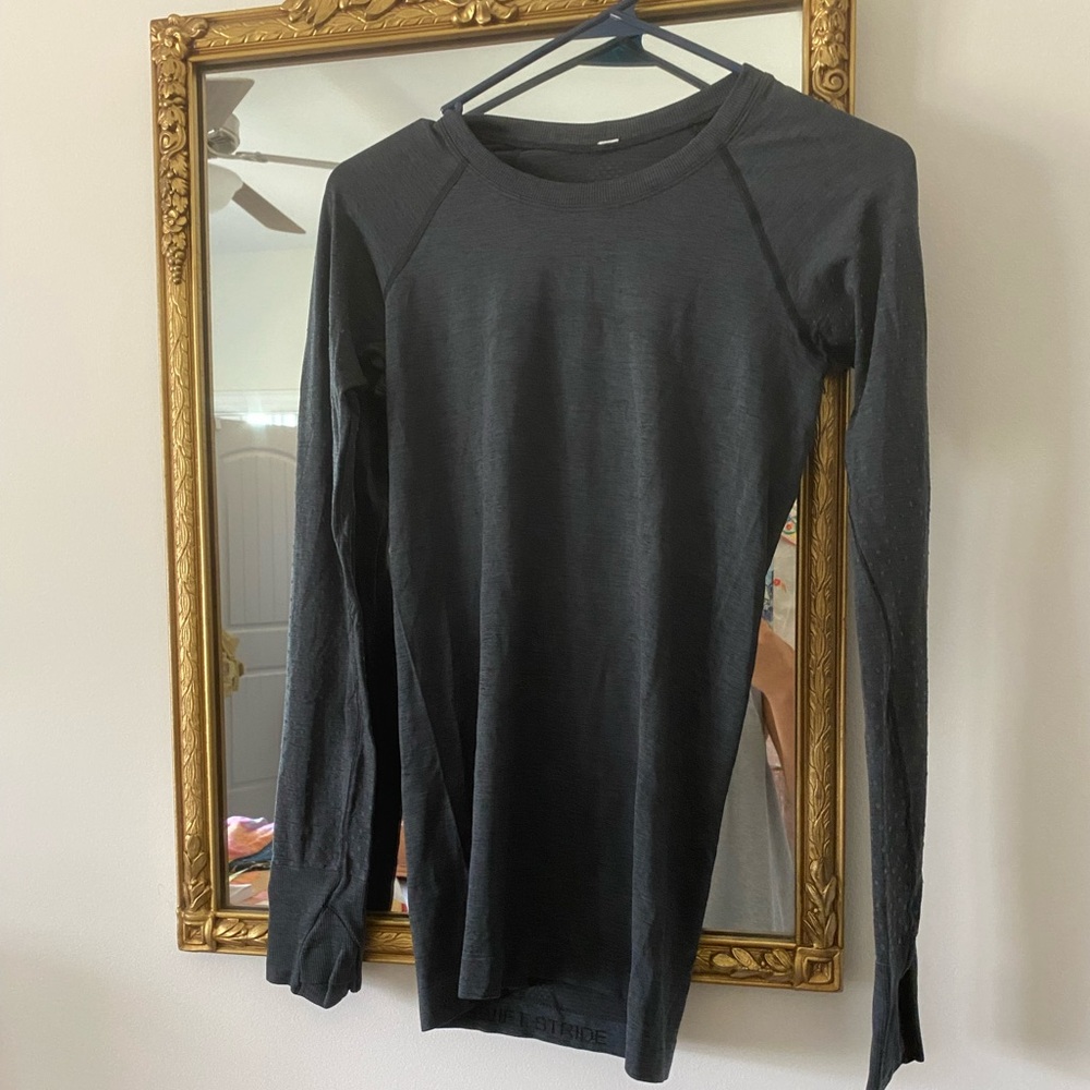 size 4 lulu lemon long sleeve